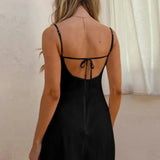 Elegant, tætsiddende minikjole uden ryg med tynde stropper