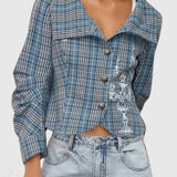 Ternet frakke med lysekroneprint og høj, rynket krave