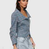 Ternet frakke med lysekroneprint og høj, rynket krave