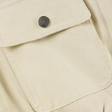 Afslappet jakke med lynlåslomme, opretstående krave og tætsiddende talje