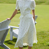 Todelt sæt med pufærmer, høj hals med blomsterprint og tætsiddende talje