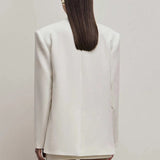 En tætsiddende, enkeltradet blazer med almindelige skuldre