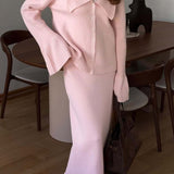 Todelt sæt: lyserød cardigan med klokkeærmer og polokrave, lige nederdel