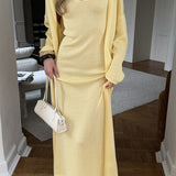 Todelt sæt: blød, åbenstrikket tankkjole og langærmet cardigan