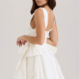 Puffy aftenkjole med korset og V-hals