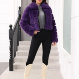 Elegant kort frakke i klassisk kunstpels