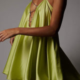 Sexet aftenkjole med kædedetalje og dybt åben ryg