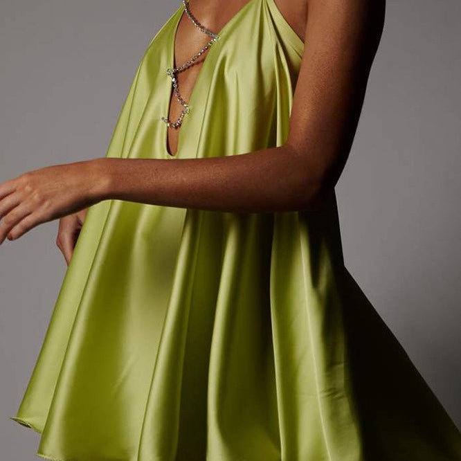 Sexet aftenkjole med kædedetalje og dybt åben ryg