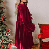 Løstsiddende minikjole i fløjl med udskæringer og bundet talje