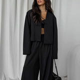 Todelt sæt: ensfarvet V-hals cardigan med tilspidsede ben