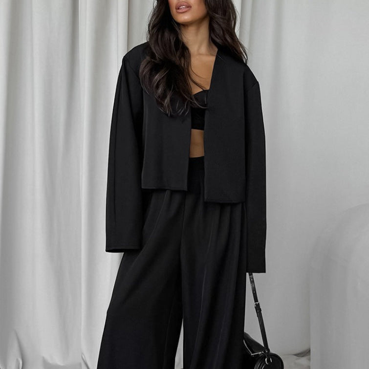 Todelt sæt: ensfarvet V-hals cardigan med tilspidsede ben