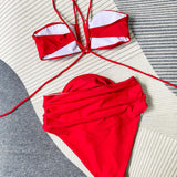 Bikini med halterneck og blomsterdetalje - Elegant og behagelig