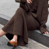 Todelt sæt: afslappet striktrøje med V-hals og havfrue-nederdel