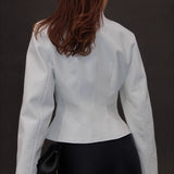 Tætsiddende læderjakke med opretstående krave