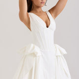 Puffy aftenkjole med korset og V-hals