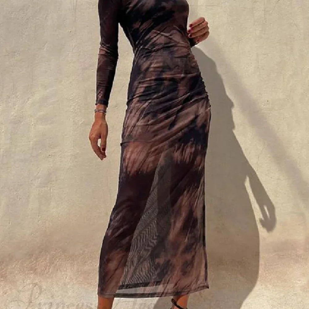 Charm Lady langærmet, ruchet, strækbar midikjole med et moderne tie-dye-print og mesh-paneler