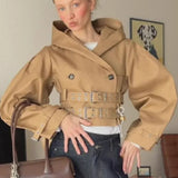 Chic kort frakke med hætte og dobbelt bælte