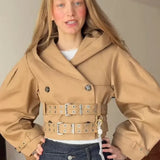 Chic kort frakke med hætte og dobbelt bælte