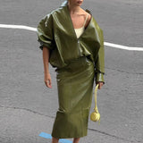 Todelt sæt: elegant jakke og nederdel i ensfarvet laklæder med opretstående krave