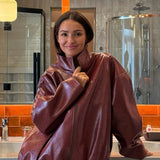 Todelt sæt: elegant jakke og nederdel i ensfarvet laklæder med opretstående krave