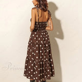Trendy plisseret kjole med elastiske stropper i chokolade og elfenbensfarvede polkaprikker