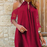 Moderne sort off-shoulder minikjole i strik med lange ærmer