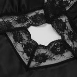 Lang, tætsiddende havfruekjole i blonde med flæser og V-hals