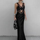 Lang, tætsiddende havfruekjole i blonde med flæser og V-hals