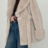 Mellemlang frakke i imiteret ruskind med hakkrave og bindebælte