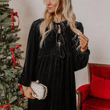 Løstsiddende minikjole i fløjl med udskæringer og bundet talje