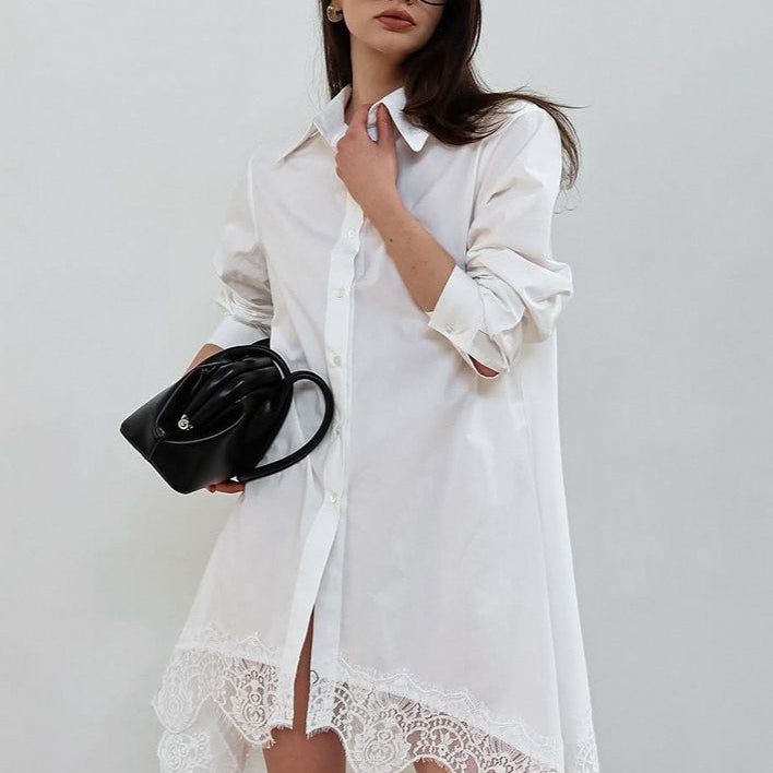 Asymmetrisk blondeskjortekjole med bløde flæser, lange ærmer, minikjole