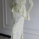 Todelt sæt: langærmet top med tætsiddende talje og lille blomsterprint, midinederdel