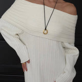 Elegant og minimalistisk off-shoulder maxikjole i ensfarvet strik