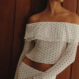 Todelt sæt med polkaprikker og off-shoulder-detaljer