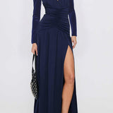 Maxikjole med tætsiddende talje, lange rynkede ærmer og dyb V-hals