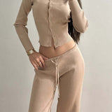 Sexet todelt mesh-sæt, tætsiddende og knappet, med lange ærmer og lav talje