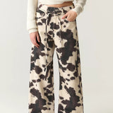 Afslappede jeans med vintage ko-print