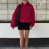 Rød trenchcoat med opretstående krave, løs og afslappet pasform, streetwear-stil