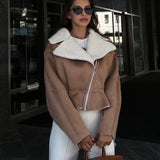 Elegant læder- og pelsfrakke med original lynlås