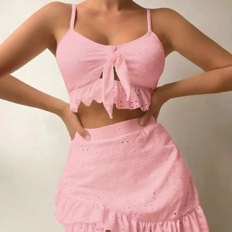 Damebikini – Sæt med to dele – Bindebånd foran – Broderi med huller – Flæsenederdel