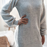 Løstsiddende minikjole med lange ærmer og bådhals i ribstrik