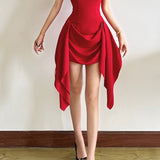 Asymmetrisk aftenkjole med spaghettistropper og rynkede blondepaneler.