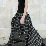 Asymmetrisk sort-hvid ternet nederdel, tætsiddende snit