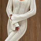 Elegant, tætsiddende maxikjole i strik med rund hals, vide ærmer og transparent udskæring