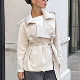 Tyk, varm, ensfarvet ruskindsfrakke med bundet bælte