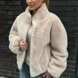 Kort jakke i imiteret pels med opretstående krave