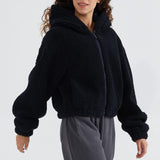 Kort jakke med lynlås og en blød hætte