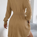 Kraftig strik minikjole med rund hals og snoet talje