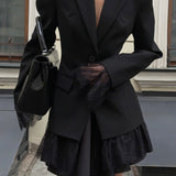 Blød blazer med lange ærmer og en tætsiddende talje, udsmykket med sorte blondepaneler