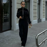 Todelt sæt med lange ærmer, en atletisk fløjlskrave og lynlåslukning.